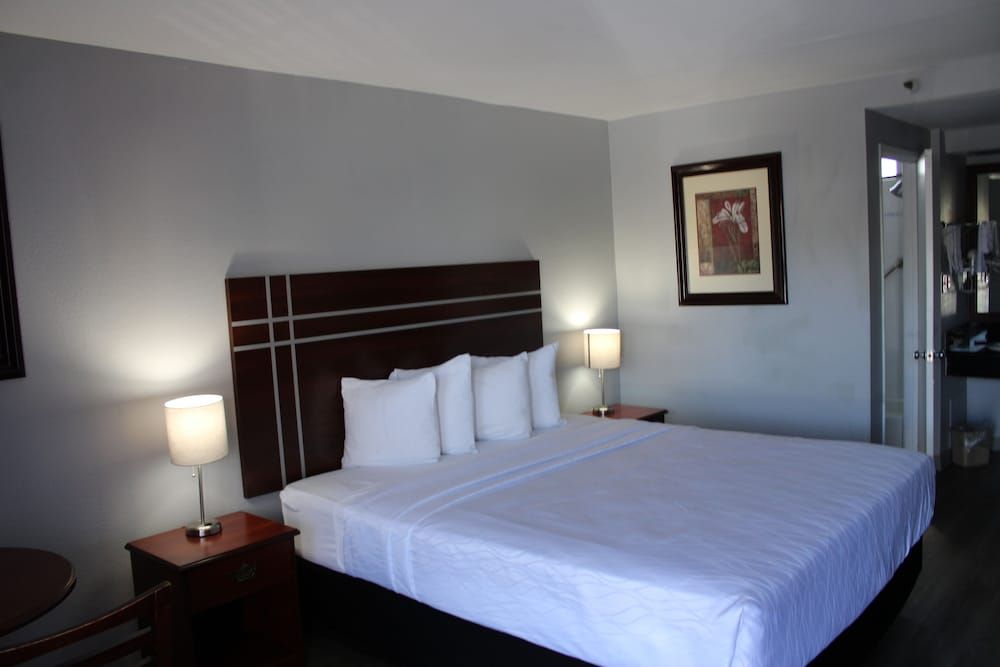 Rancho San Diego Inn & Suites Comfort Room