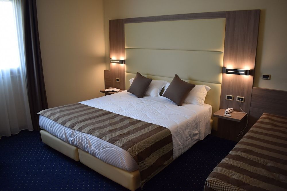 Roma Domus Hotel Standard Quadruple Room 3