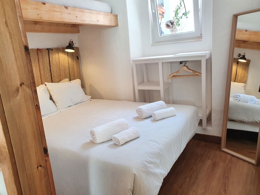 Traditional Condo, 2 Bedrooms, Pool Access, Beachside (8)