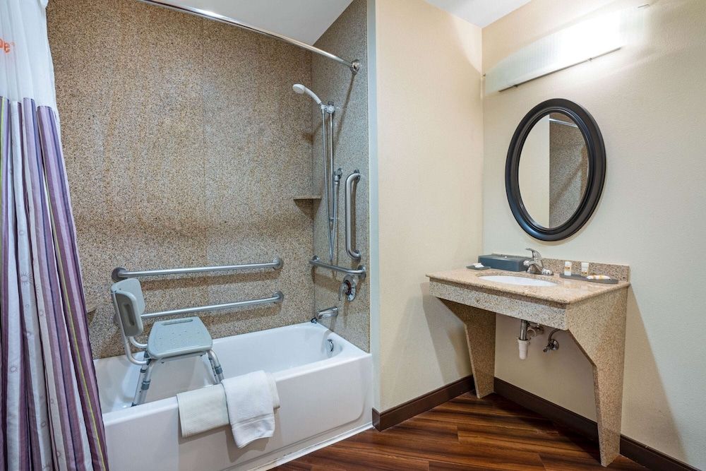 Room, 2 Queen Beds, Accessible, Non Smoking (Mobility/Hearing)