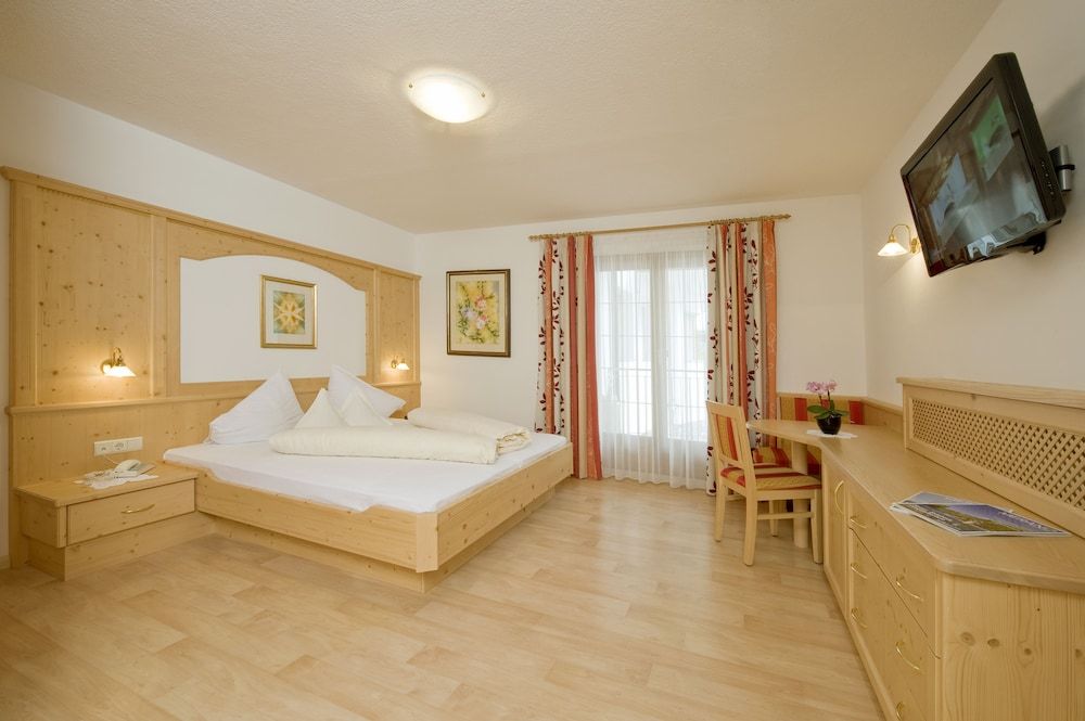 Family Suite, 2 Bedrooms, Balcony, Valley View