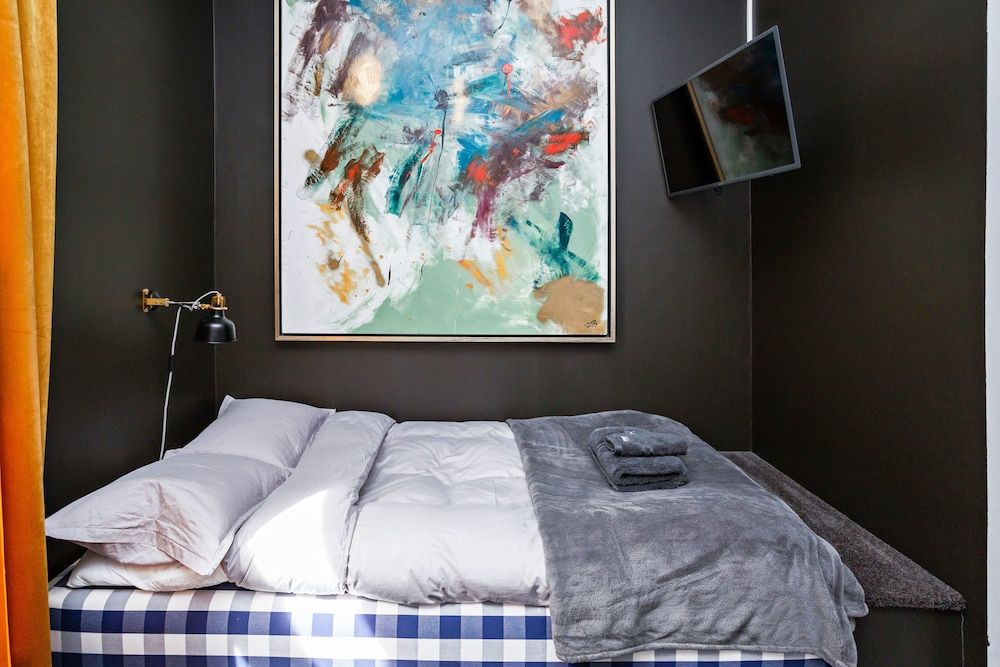 undefined Eight Rooms 7