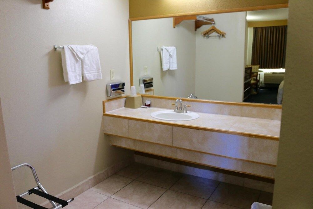 Budget Inn Barstow Standard Room, 2 Queen Beds 3