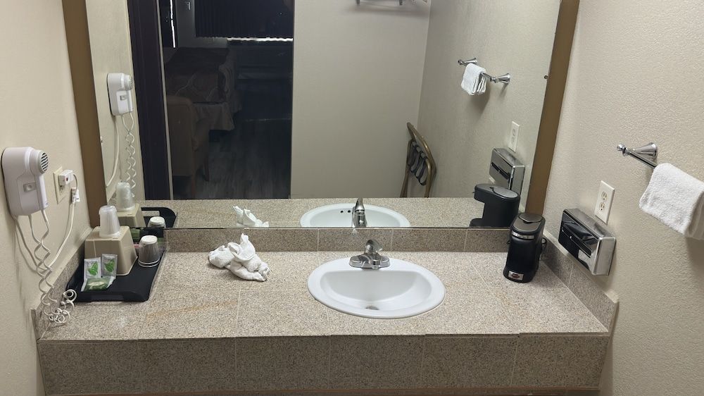 Budget Inn Barstow Standard Room, 2 Queen Beds 5