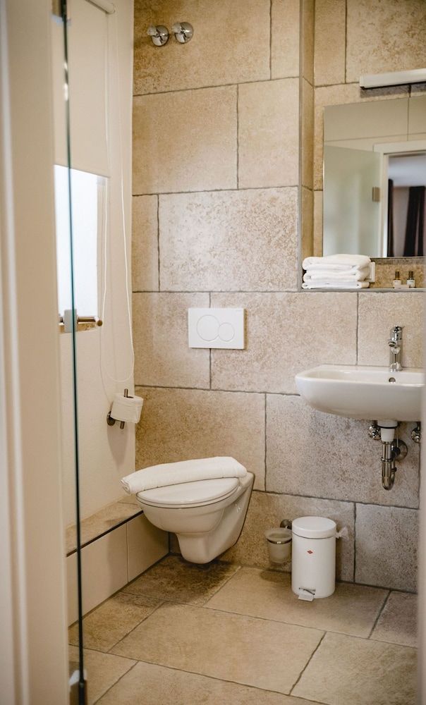 BAUER Gästezimmer Comfort Triple Room, Kitchenette 5