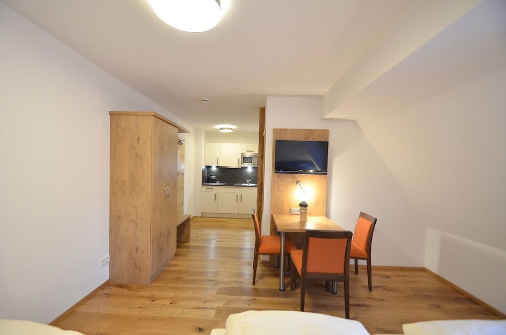 BAUER Gästezimmer Comfort Triple Room, Kitchenette 11