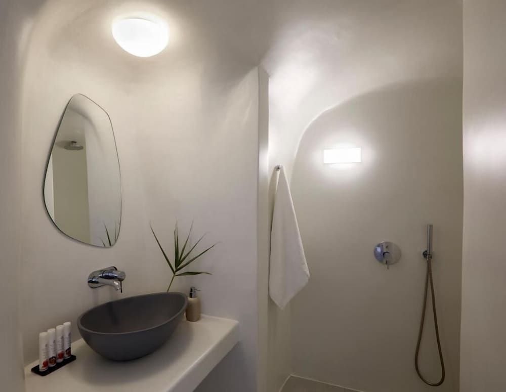 Executive one-bedroom cave suite
