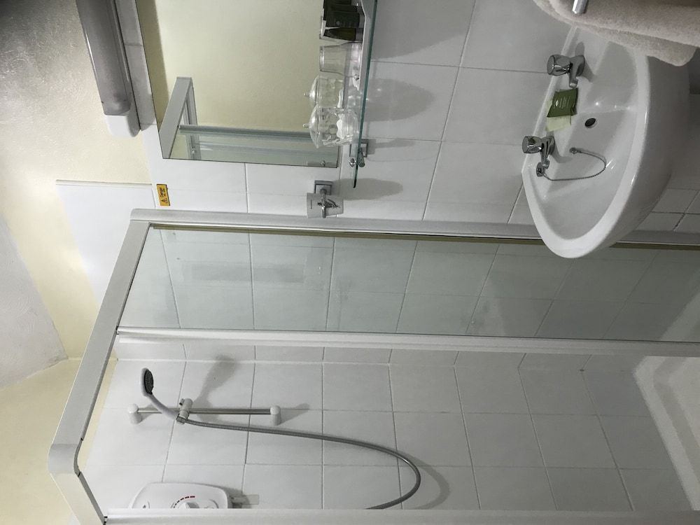 West Lodge Hotel Single Room 3