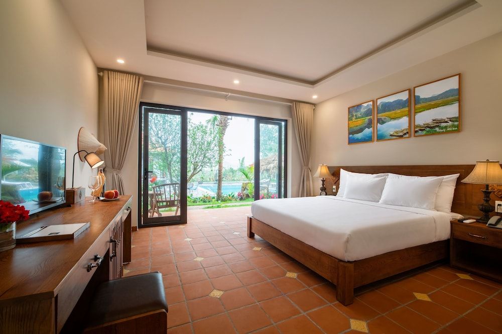 King Room, Pool View