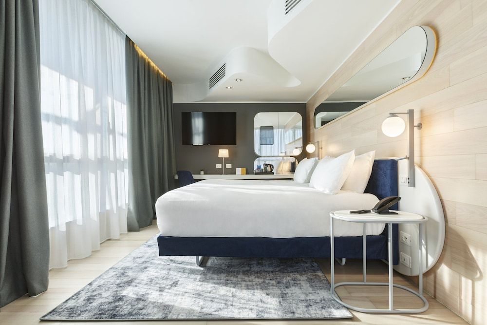 Premium Room, 1 King Bed, City View, Corner