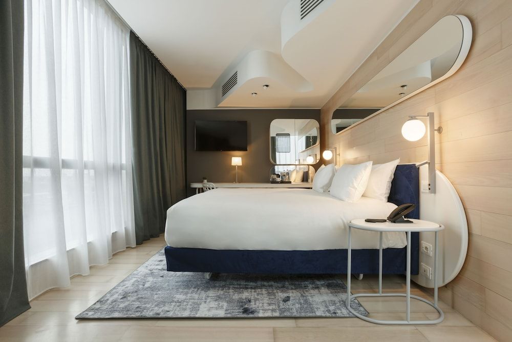 Premium Room, 1 King Bed, City View, Corner