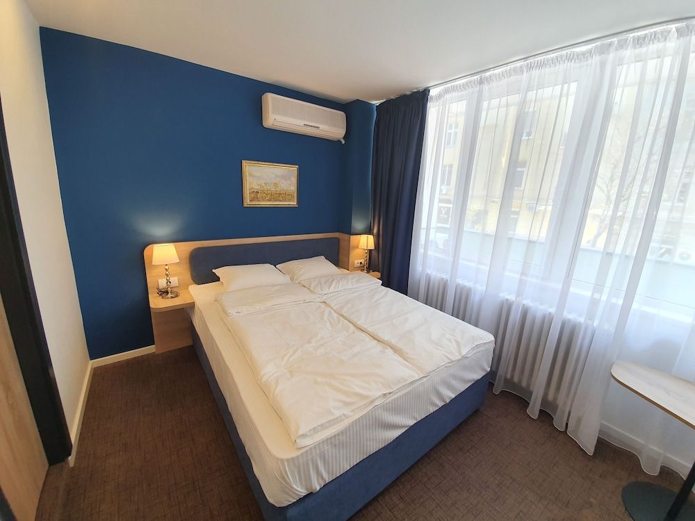 Premium Crown Suites Standard Double Room 3