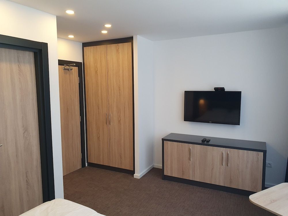 Premium Crown Suites Standard Double Room 11