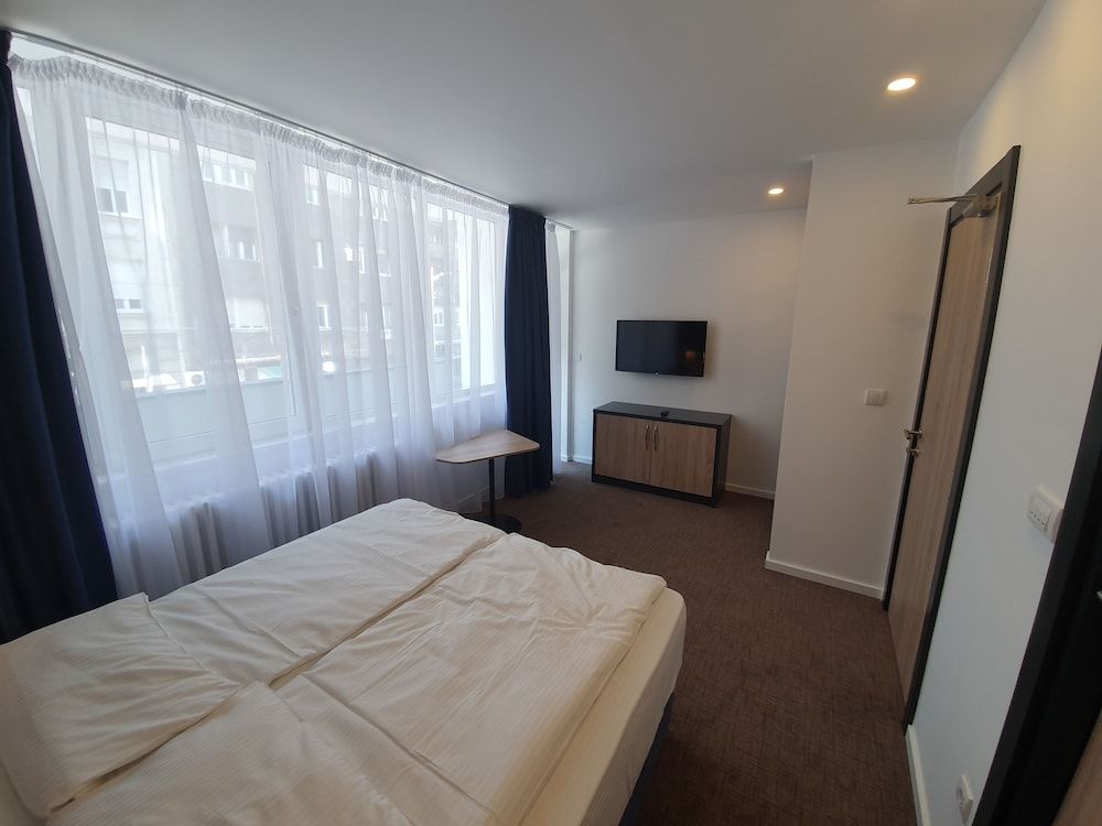 Premium Crown Suites Standard Double Room 6