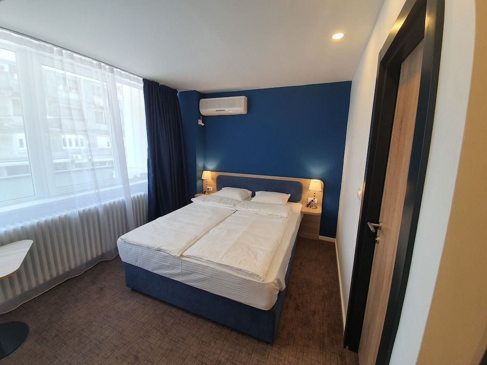Premium Crown Suites Standard Double Room 2