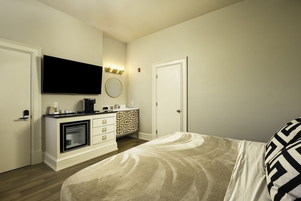 The Edward Hotel King - The Puritan 3