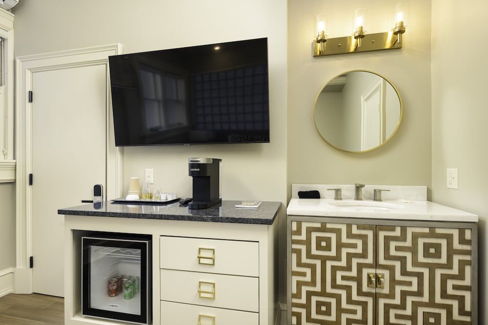 The Edward Hotel King - The Puritan 4