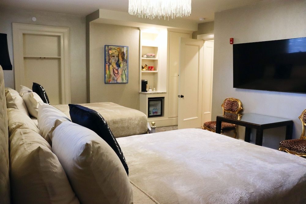 Double - The Champagne Room