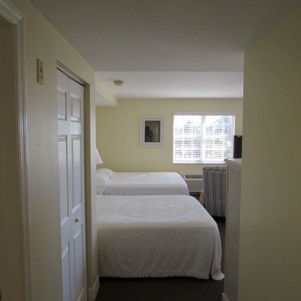 Edison Beach House Studio, 2 Queen Beds, Partial Ocean View 2