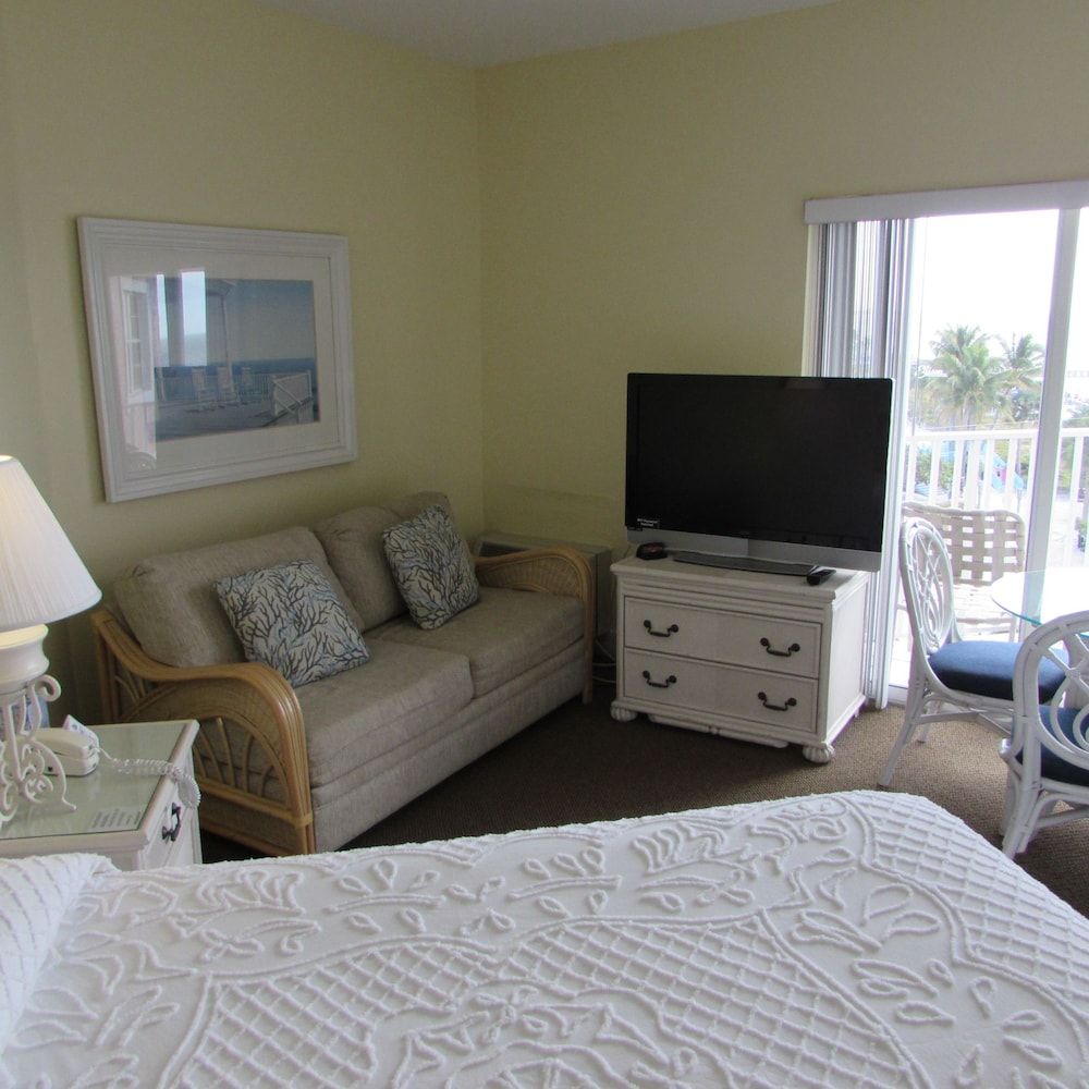 Edison Beach House Studio, 1 Queen Bed, Partial Ocean View 2