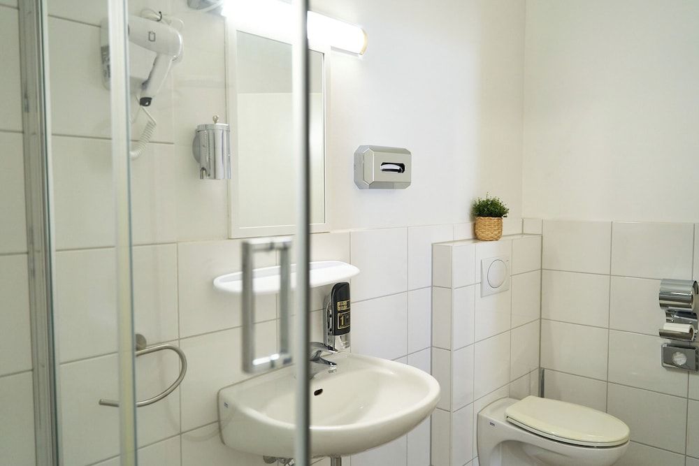 Hotel Maximo Basic Twin Room 8