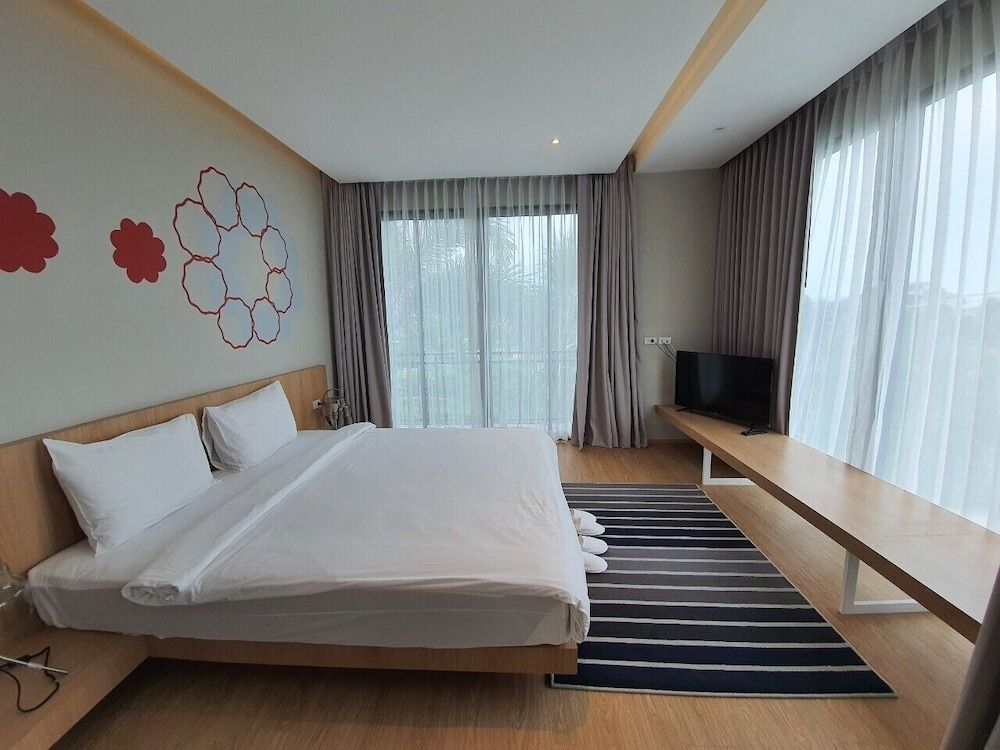 Platinum Hotel Studio, Pool View 3