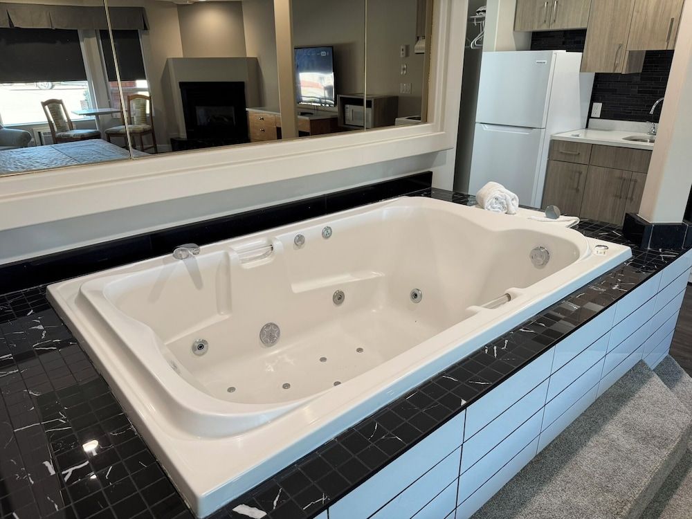 Western Budget Motel 1 Deluxe Studio Suite, 1 King Bed, Jetted Tub 6