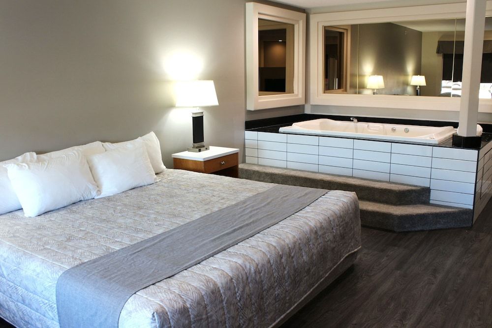 Western Budget Motel 1 Deluxe Studio Suite, 1 King Bed, Jetted Tub