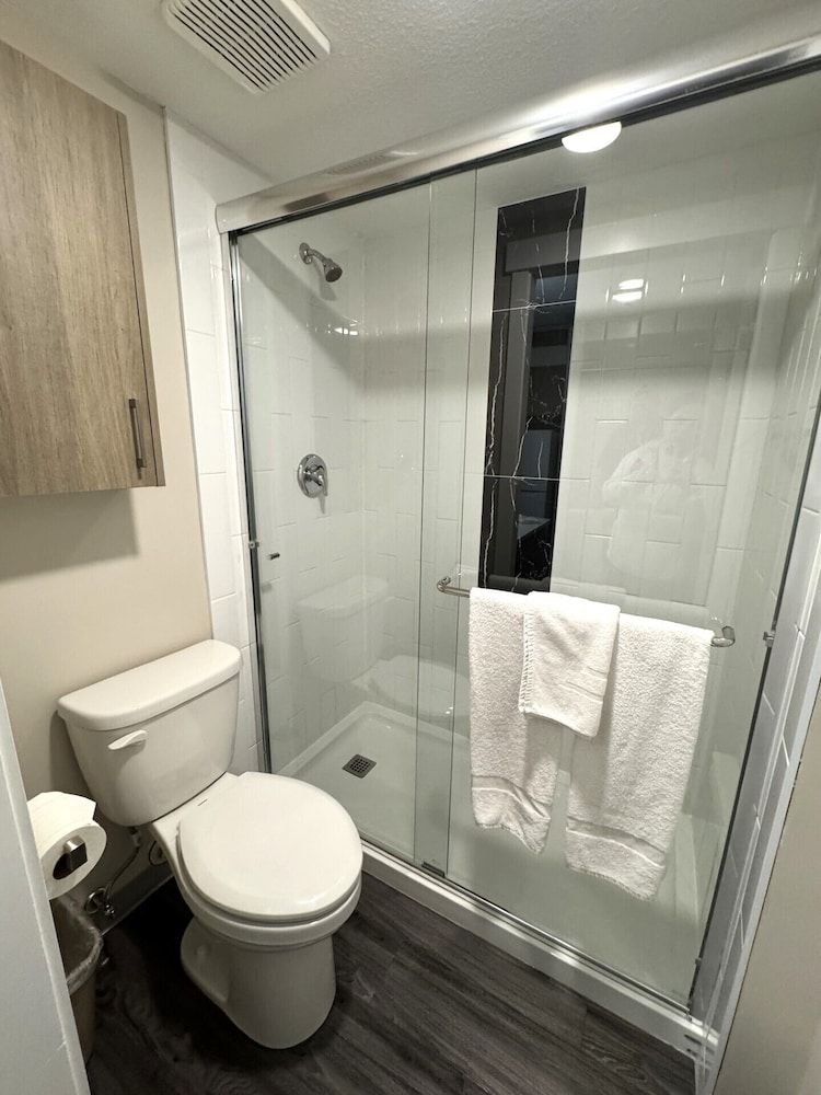 Western Budget Motel 1 Deluxe Studio Suite, 1 King Bed, Jetted Tub 4