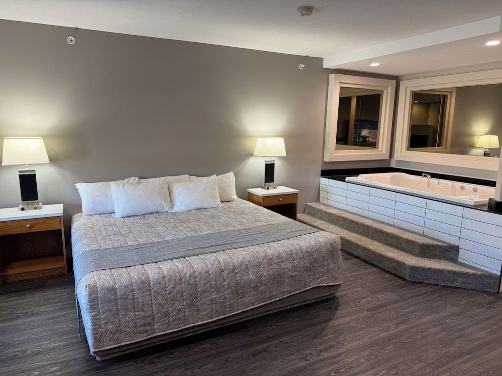 Western Budget Motel 1 Deluxe Studio Suite, 1 King Bed, Jetted Tub 2