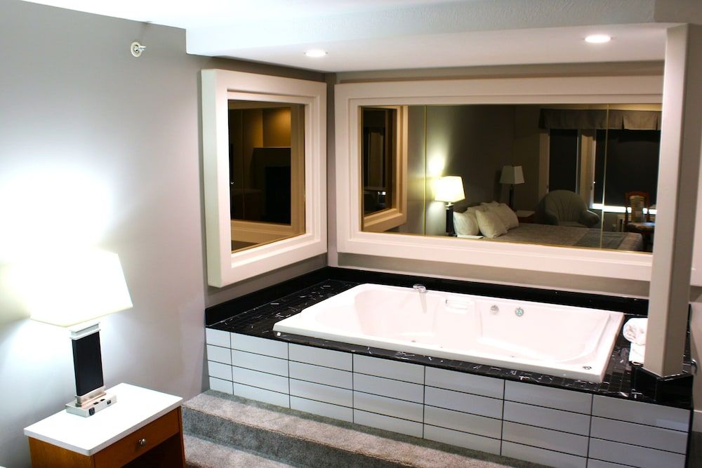 Western Budget Motel 1 Deluxe Studio Suite, 1 King Bed, Jetted Tub 5