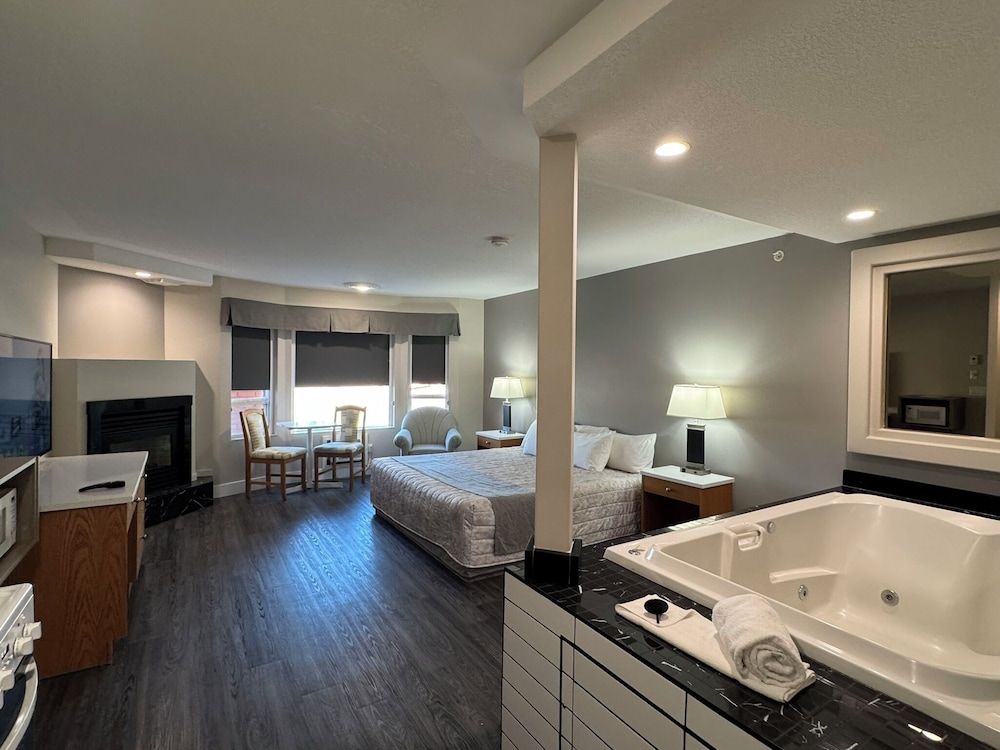 Western Budget Motel 1 Deluxe Studio Suite, 1 King Bed, Jetted Tub 8