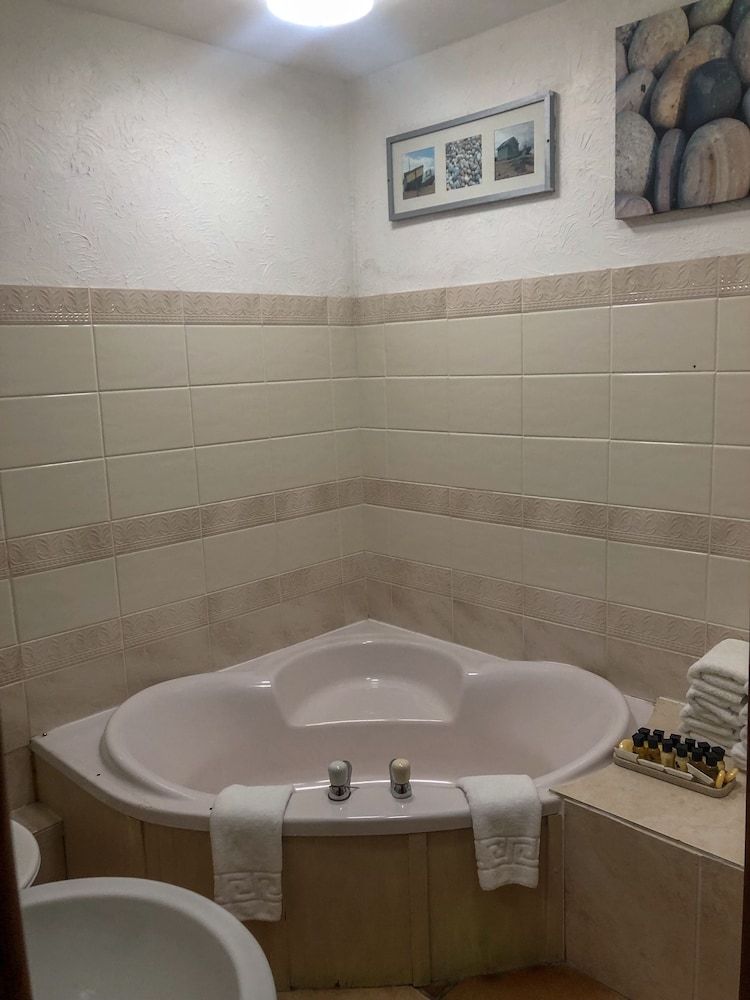 The Hoops Inn Family Room 4