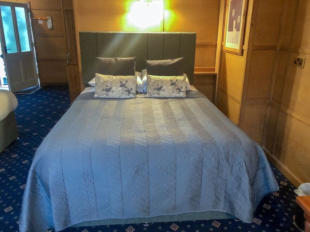 The Hoops Inn Family Room 2