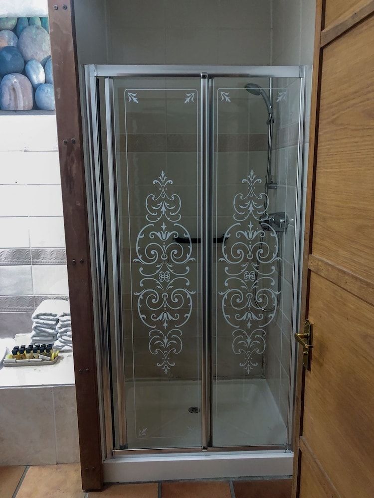 The Hoops Inn Family Room 5