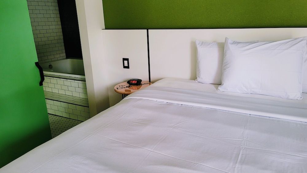 Honeymoon Single Room, 1 King Bed, Non Smoking, Jetted Tub