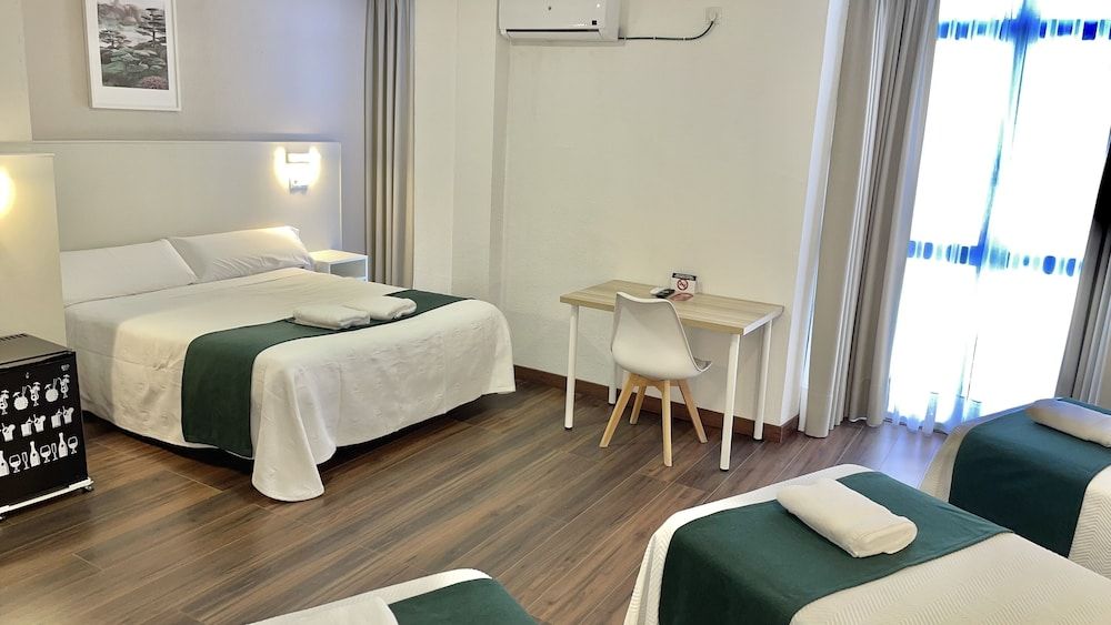 Hostal Gran Vía Family Room 3