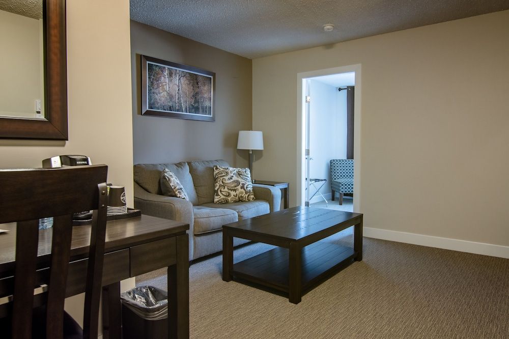 Northwood Plaza Hotel Suite, 1 Queen Bed 2