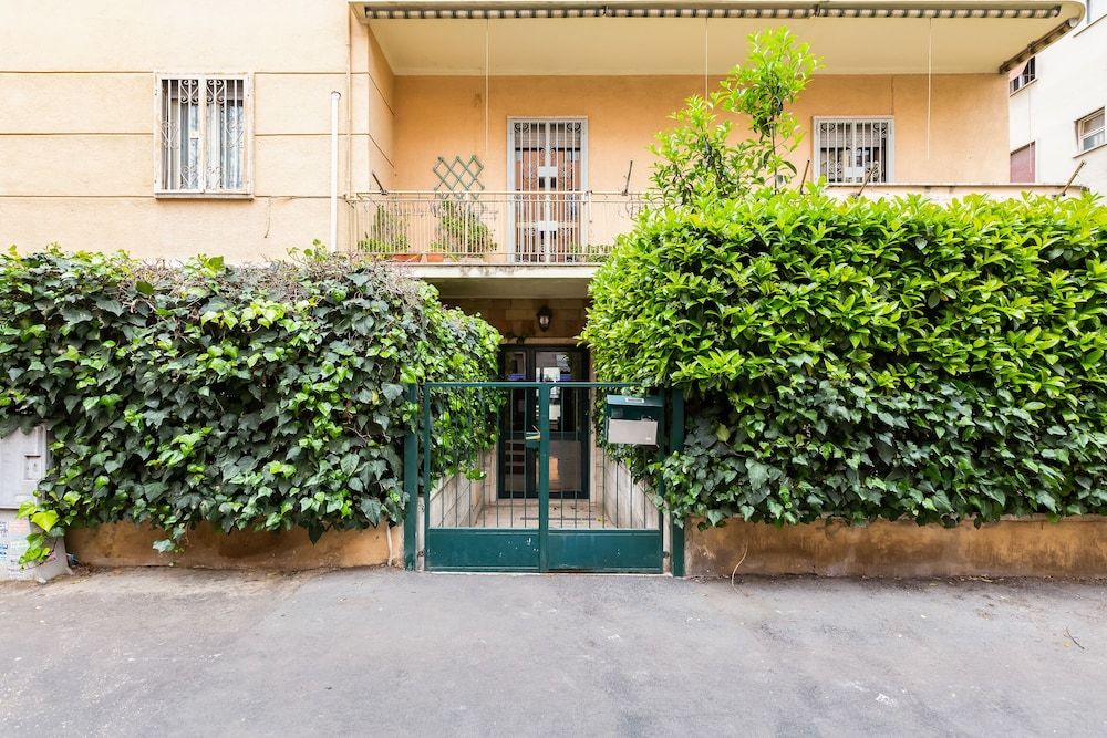 undefined Lovely 3 rooms apartment close Trastevere Station 2