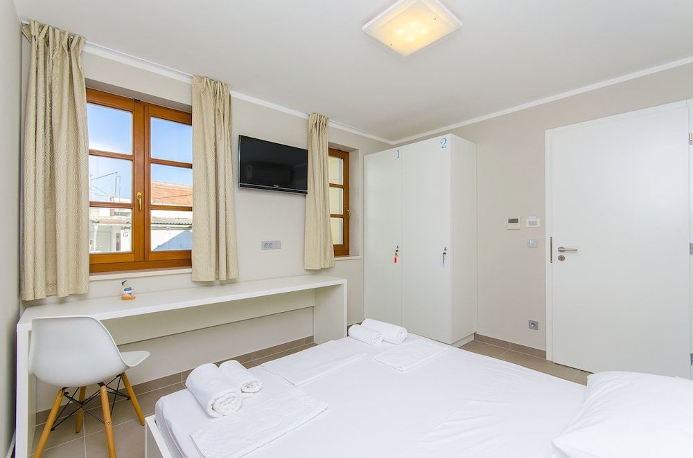 Hostel Dvor Double Room, Shared Bathroom 3