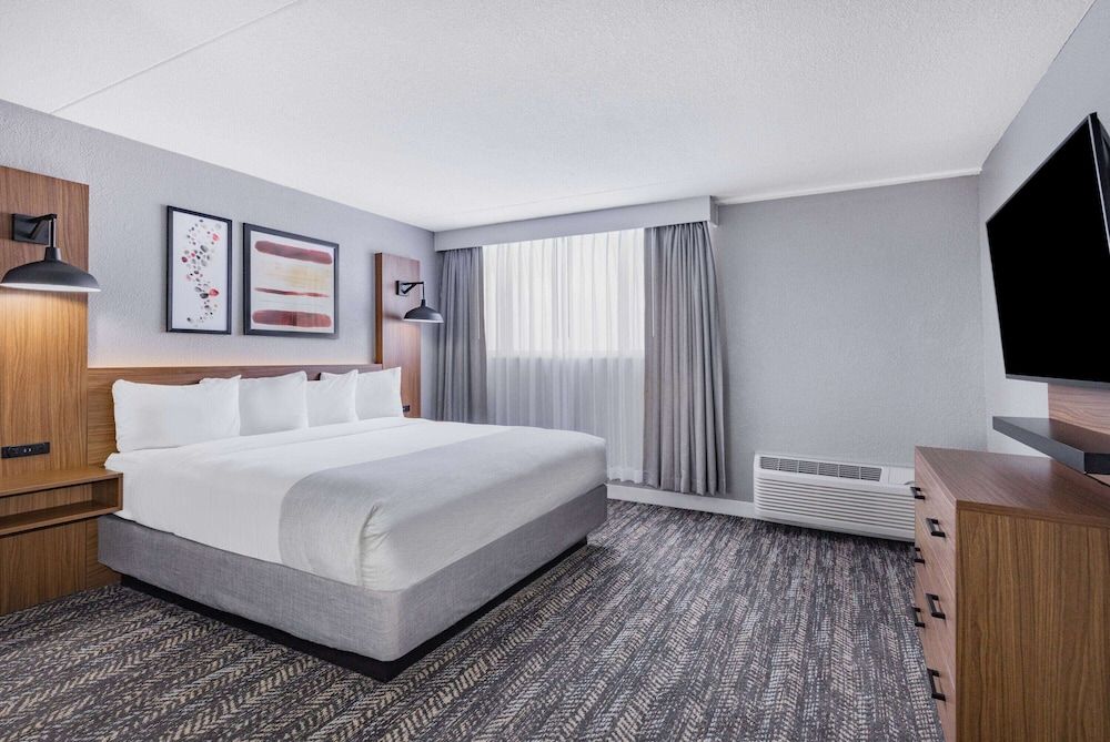 Suite, 1 King Bed, Accessible, Non Smoking (Mobility Roll-In Shower)