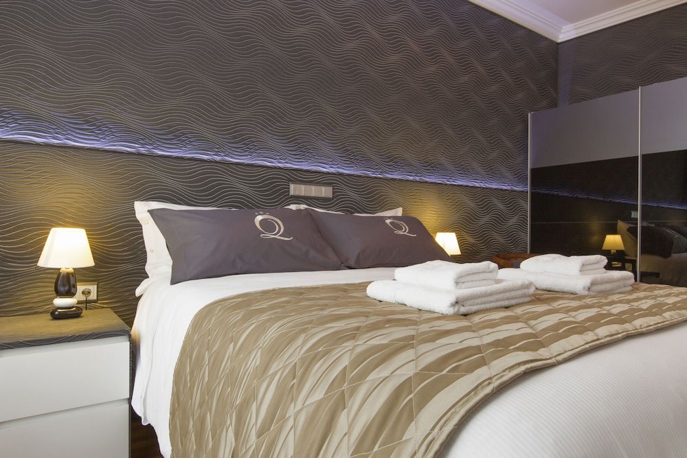 The Queen Luxury Apartments - Villa Cortina Executive Apartment, Hot Tub 3