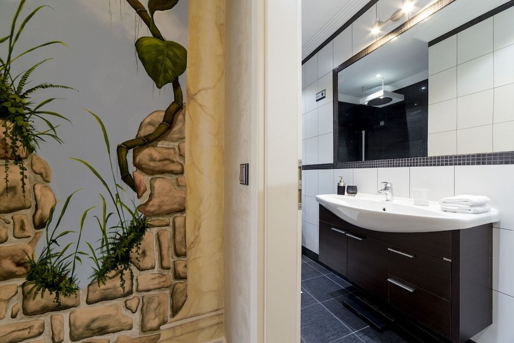 The Queen Luxury Apartments - Villa Cortina Executive Apartment, Hot Tub 6