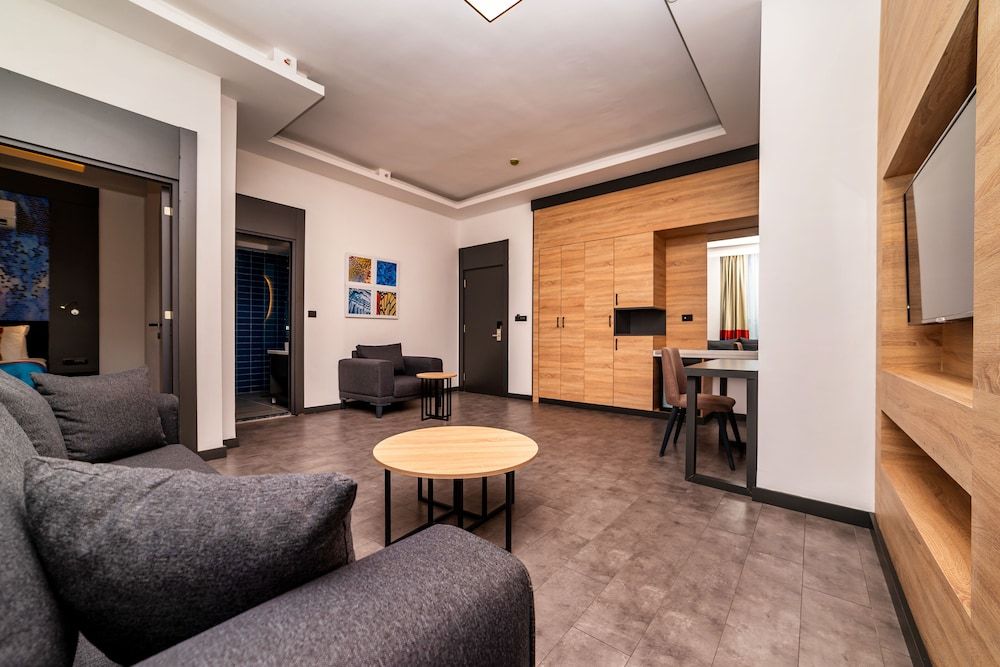 Optimum Luxury Hotel & Spa Deluxe Suite, 1 King Bed with Sofa bed, City View, Corner 8