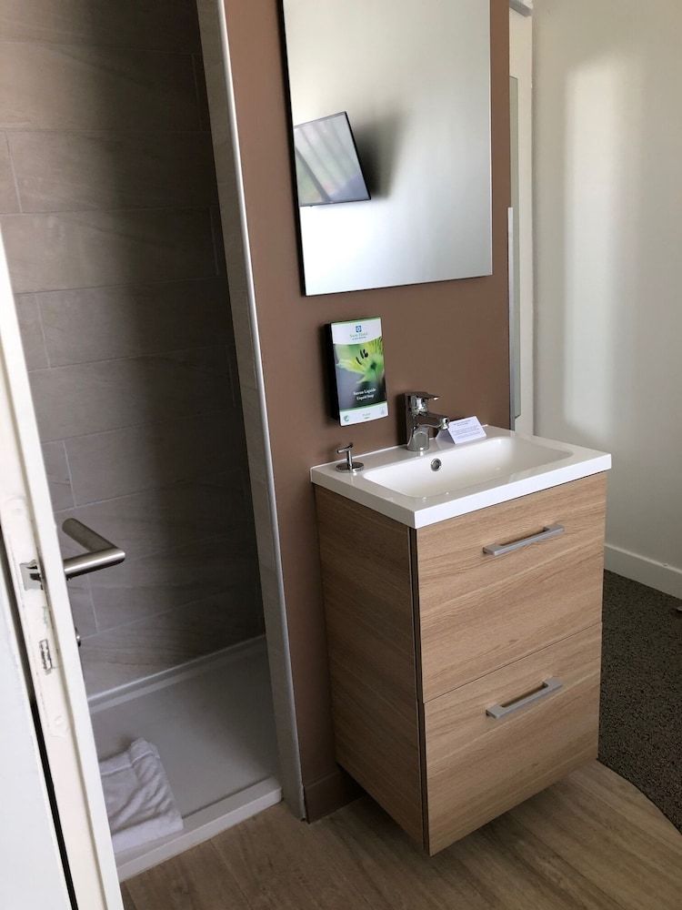 Sure Hotel by Best Western Argentan Classic Room, 1 Queen Bed, Non Smoking, Balcony 4