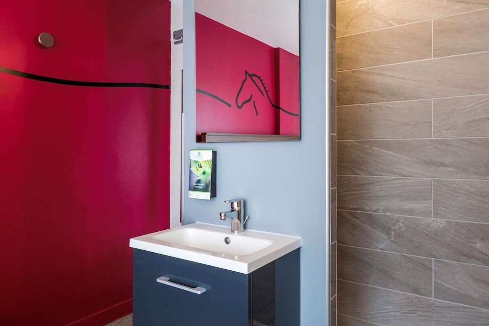 Sure Hotel by Best Western Argentan Classic Room, 1 Queen Bed, Non Smoking, Balcony 3