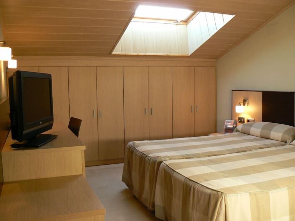 Double Room Single Use (Lofted Ceiling)