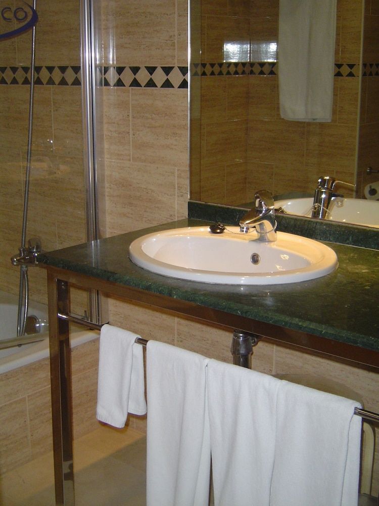 Double Room, Partial Ocean View (2 adultos + 1 niño)