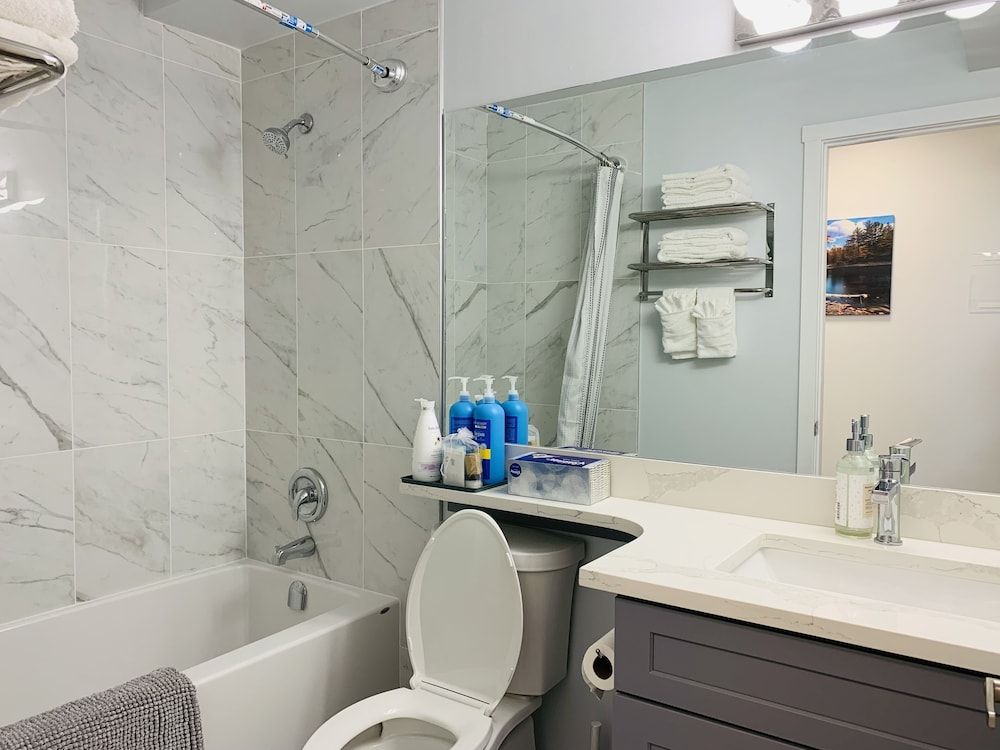 Luxurious One Bedroom Suite WindTower Romantic Apartment 5