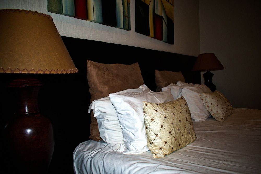 Waterfront Country Lodge Family Room (Small)